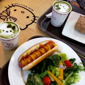 Korea_trip_fall_2016_food_hotdog_hellokittycafe